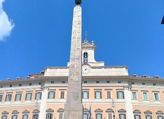 vatican-city/vatican-pinacoteca/landmark/piazza-di-monte-citorio