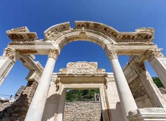 turkiye/kusadasi/landmark/temple-of-hadrian