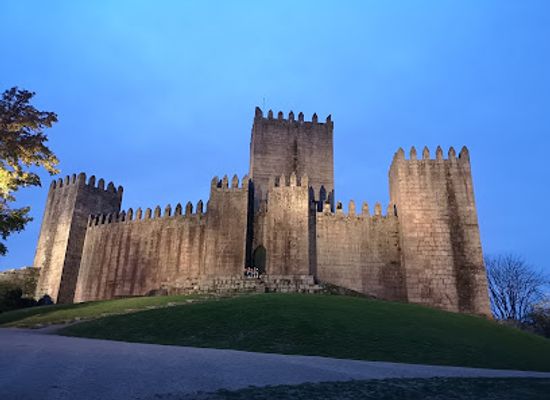 portugal/guimaraes/landmark/guimaraes-castle