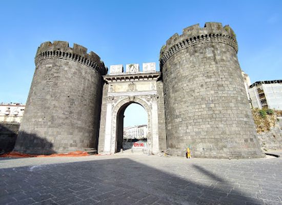 italy/campania/landmark/porta-capuana