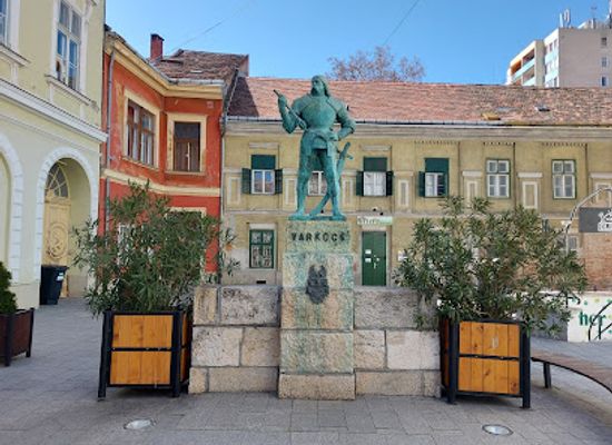 hungary/szekesfehervar/landmark/varkocs-gyorgy-varkapitany-szobra