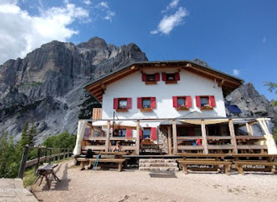 italy/alta-via-1/landmark/rifugio-bruto-carestiato