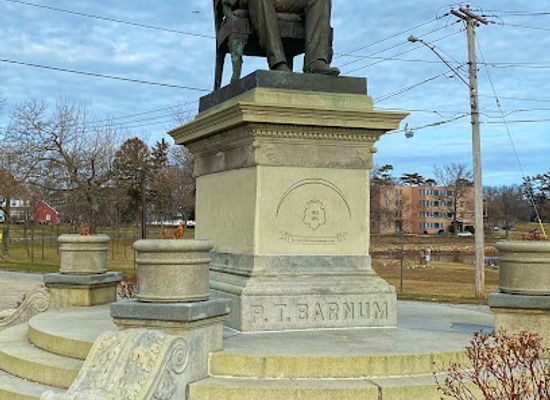 connecticut/bridgeport/landmark/p-t-barnum-statue