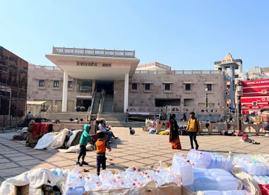 india/varanasi/dashashwamedh-ghat/landmark/dashashwamedh-ghat-tourist-plaza