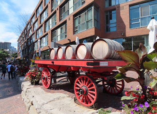 canada/toronto/distillery-district/landmark/old-wagon-with-barrels