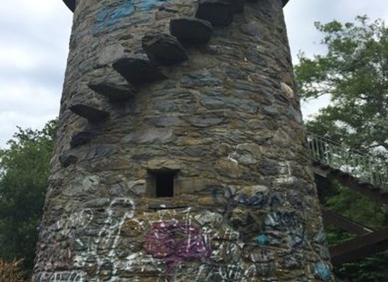 rhode-island/aquidneck-island/landmark/the-bells-the-reef