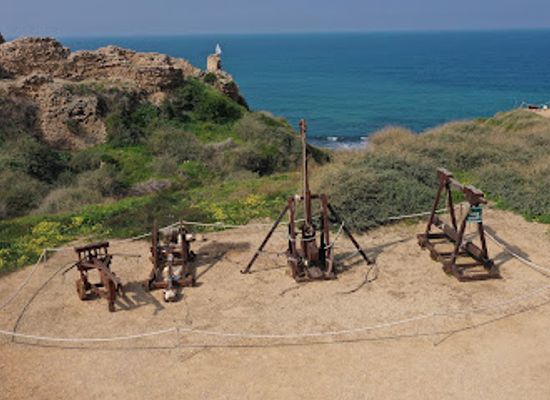 israel/herzliya/herzliya-pituach/landmark/historical-artifacts-catapult