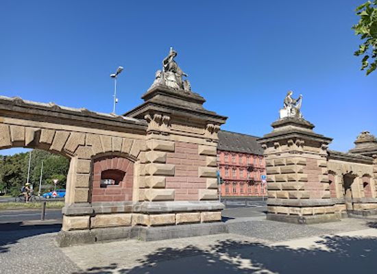 germany/hesse/landmark/castle-gate