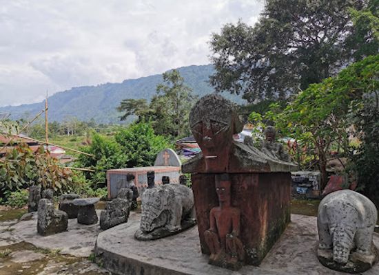 indonesia/lake-toba/landmark/old-tomb-of-king-sidabutar