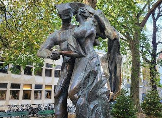 belgium/west-flanders/landmark/the-lovers-sculpture