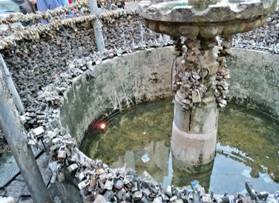 uruguay/santa-lucia-river-basin/landmark/fountain-of-the-padlocks