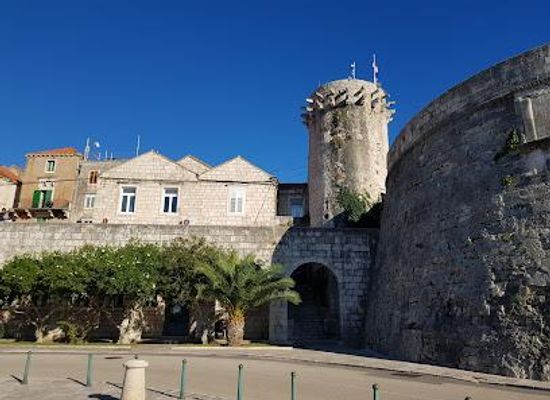 croatia/dalmatia/landmark/korcula-town-gate