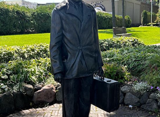michigan/northern-michigan/landmark/ernest-hemingway-statue