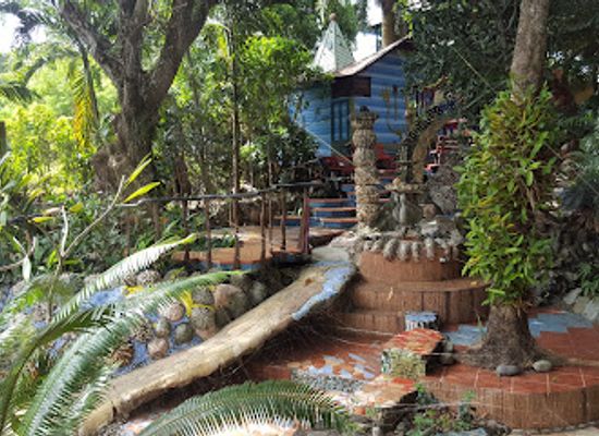 honduras/utila/landmark/treetanic-bar