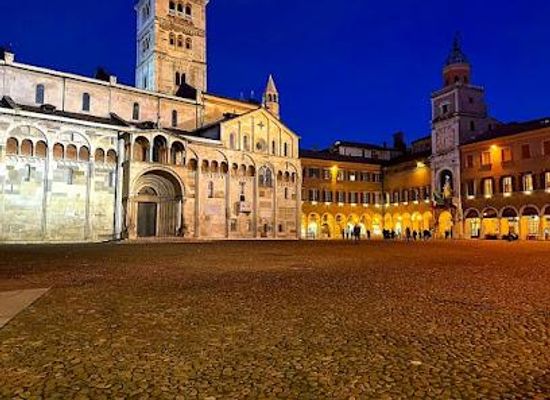 italy/emilia-romagna/landmark/piazza-grande
