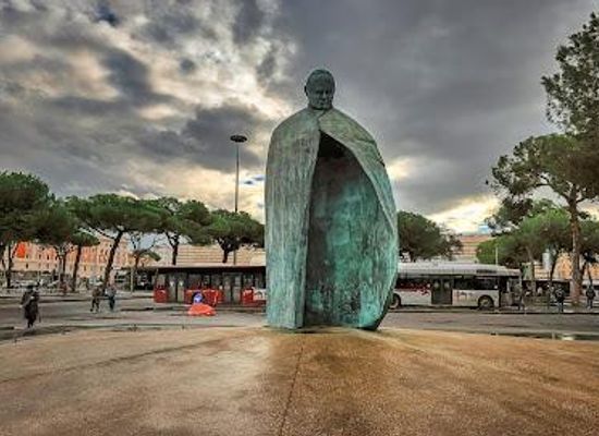 vatican-city/vatican-pinacoteca/landmark/statua-di-san-giovanni-paolo-ii