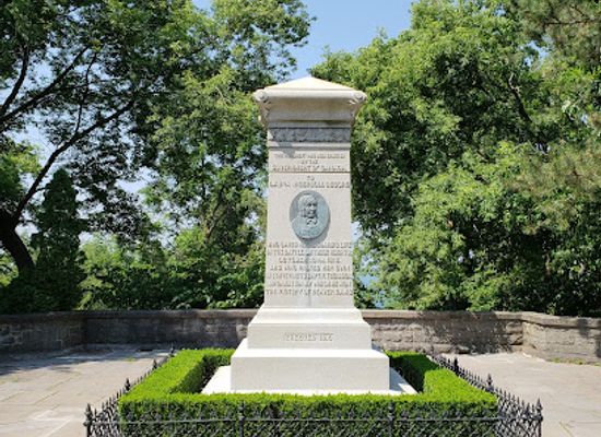 canada/niagara-falls/landmark/laura-secord-monument
