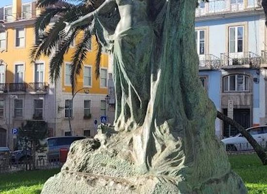 portugal/estremadura/landmark/statue-of-eca-de-queiros