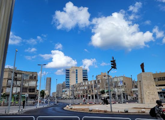 israel/holon/landmark/ha-meginim-square