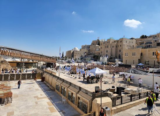 israel/jerusalem/city-center/landmark/menarot-hakotel