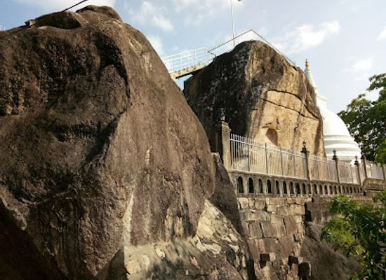 sri-lanka/matale-district/landmark/dambulla-royal-cave-temple-and-golden-temple