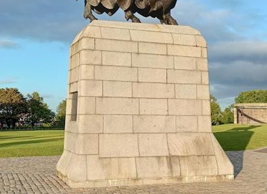 united-kingdom/glasgow/landmark/robert-the-bruce-statue