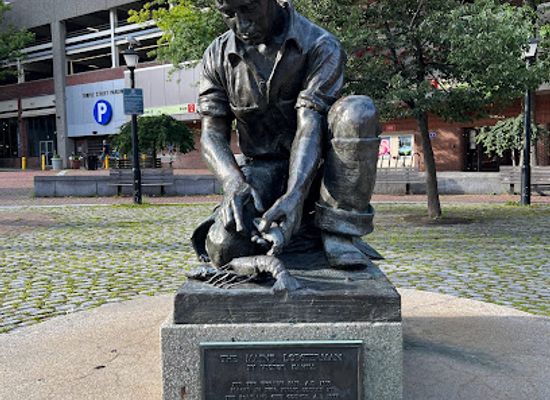 maine/portland/landmark/the-maine-lobsterman