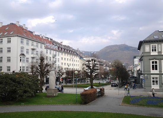 norway/bergen/landmark/henrik-ibsen-statue