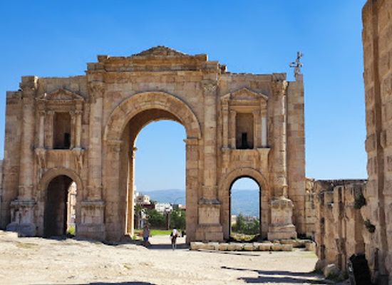jordan/jerash/landmark/arch-of-hadrian