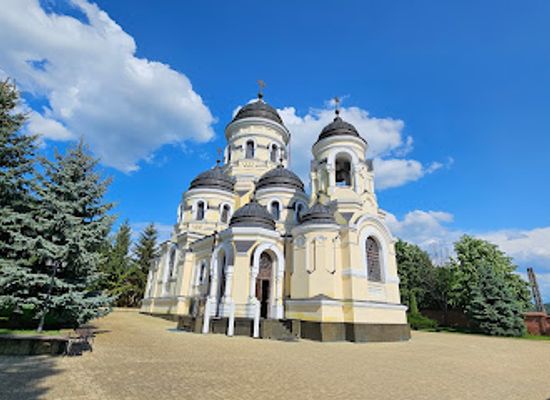 moldova/divnogorie-national-park/landmark/capriana-monastery