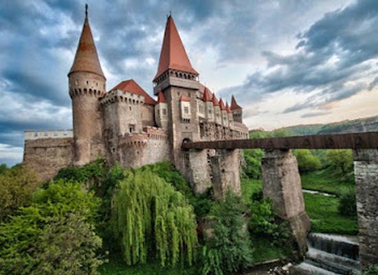 romania/dobruja/landmark/castelul-corvinilor-corvins-castle