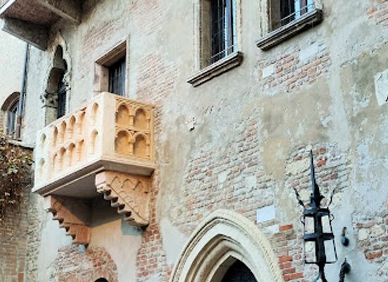 italy/verona/veronetta/landmark/statua-di-giulietta