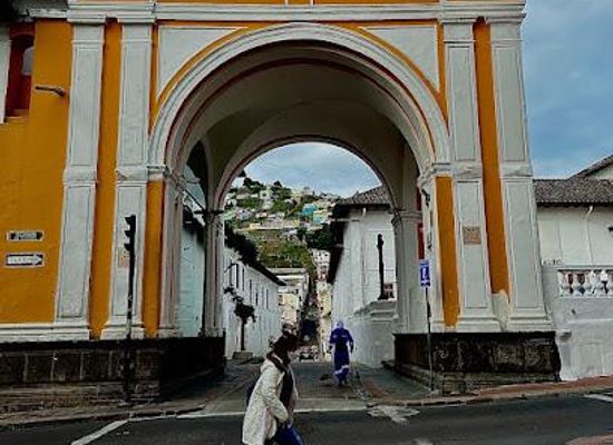 ecuador/northern-sierra/landmark/arco-de-la-reina