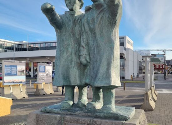iceland/southern-region/landmark/looking-seawards-statue