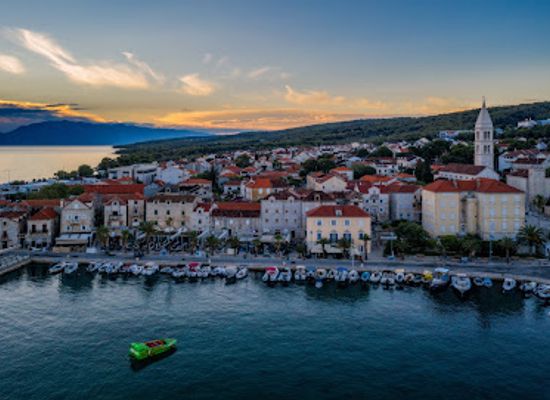 croatia/dalmatia/landmark/brac-dan-s-rendicem-supetar-central-dalmatia-croatia-theme-trails