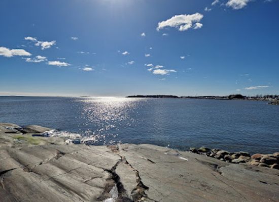 finland/helsinki-archipelago/landmark/memorial-to-seafarers-and-the-deceased-at-sea-sculpture