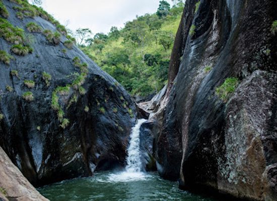 sri-lanka/up-country/landmark/pahanthudawa-waterfall