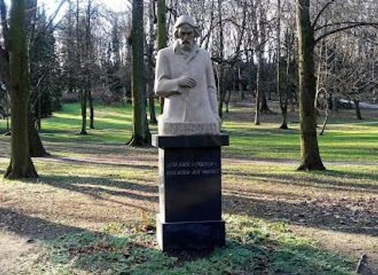 poland/warsaw/landmark/c-k-norwid-monument