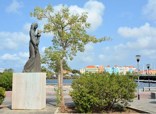 curacao/willemstad/landmark/herdenkingsmonument-vrouwe-des-overvloeds