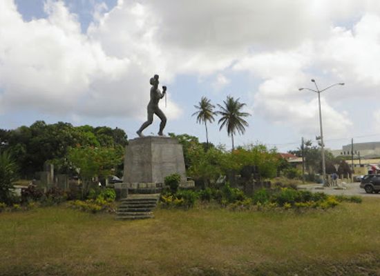 barbados/rockley/landmark/emancipation-statue-bussa-roundabout