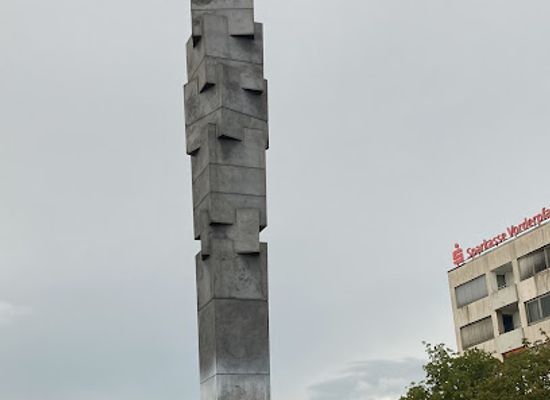 germany/upper-palatinate/landmark/pfalzsaule-mit-springbrunnen-im