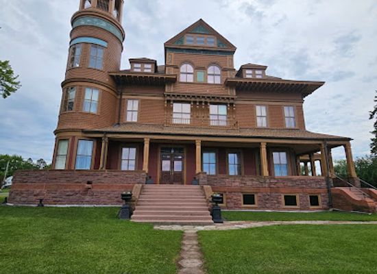 wisconsin/lake-superior-lowland/landmark/fairlawn-mansion-museum