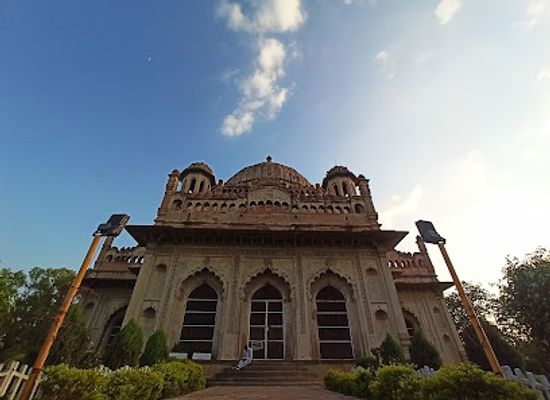 india/lucknow/landmark/maqbara-tomb-of-saadat-ali-khan
