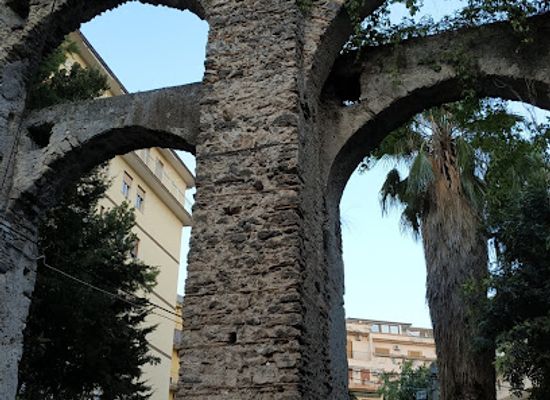 italy/campania/landmark/medieval-aqueduct