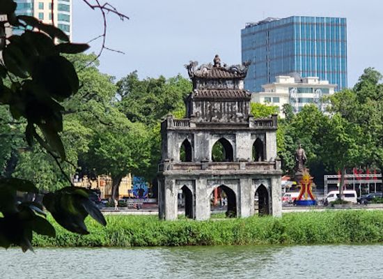 vietnam/hanoi/landmark/hoan-kiem-lake
