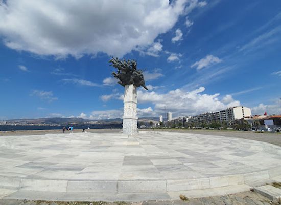 turkiye/izmir/alsancak/landmark/alsancak-gundogdu-meydani
