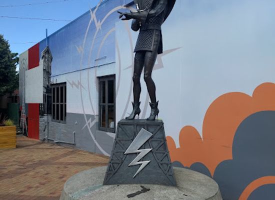 new-zealand/hamilton/frankton/landmark/riff-raff-statue-celebrating-richard-o-brien-the-rocky-horror-show