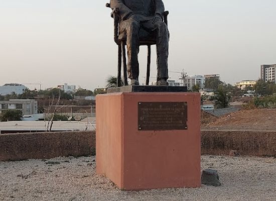 senegal/louga/landmark/statue-de-leopold-sedar-senghor