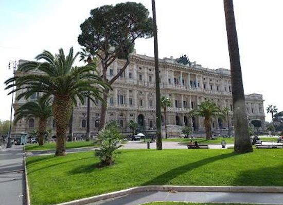 italy/rome/landmark/piazza-cavour