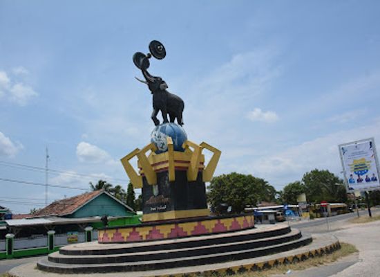 indonesia/lampung/landmark/tugu-gajah-barbel-pringsewu